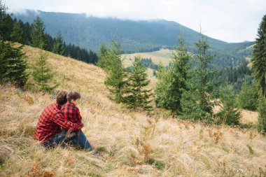 Güven ve destek. Ebeveynlerin desteğini hissetmek. Babam benim dünyam. Ebeveyn desteği. Çocuğun dünyayı keşfetmesine yardım et. Erkeksi bir baba, küçük bir çocuk yetiştiriyor. Aile zamanı..