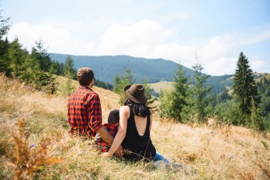 Genç bir aile dağlarda aktif tatilde. Yaz tatili için dağlara seyahat et. Ulusal Park.