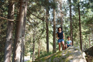 Genç anne ve küçük oğlu seyahat ediyorlar. Aile gezisi dağlarda. Ulusal Park. Çocuklarla yürüyüş. Aktif yaz tatili. Fisheye merceği