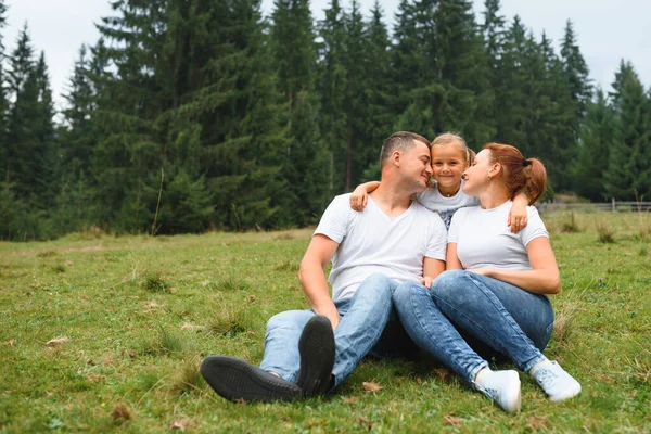 Ung Familj Vilar Bergen Nationalpark — Stockfoto