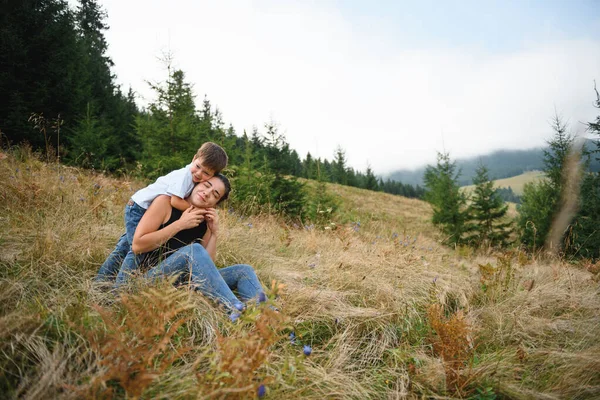 Jeune Maman Avec Bébé Garçon Voyageant Voyage Famille Montagne Parc — Photo