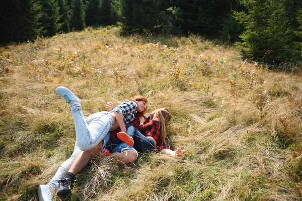 Familia Joven Descansando Las Montañas Parque Nacional —  Fotos de Stock