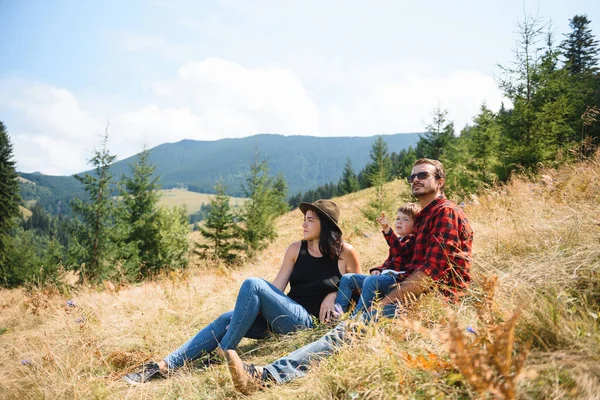 Genç bir aile dağlarda dinleniyor. Ulusal Park.