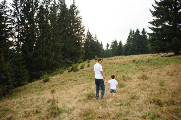 Lindo Padre Joven Con Pequeño Hijo Relajándose Juntos Naturaleza Parque —  Fotos de Stock