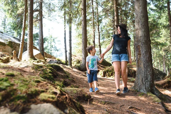 Ung Mamma Med Liten Pojke Resande Fot Familjeresa Bergen Nationalparken — Stockfoto