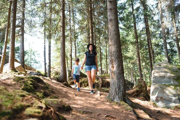 Ung Mamma Med Liten Pojke Resande Fot Familjeresa Bergen Nationalparken — Stockfoto