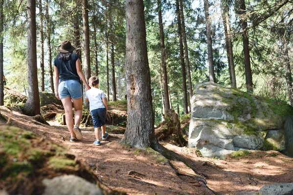 Junge Mutter Mit Baby Auf Reisen Familienausflug Die Berge Nationalpark — Stockfoto