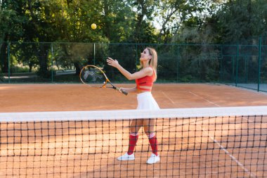 Güzel, genç bayan tenis oyuncusu tenis kortunda (sığ DOF, seçici odak)