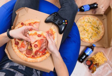 Ulaşılmaz teslimat konsepti. Kutuda pizza, bir fincan kahve, yazıtlı bir telefon # evde kal ve yazılı olmayan bir kağıt..