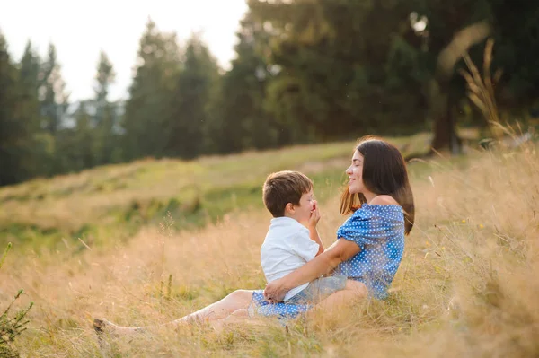 Mom Son Book Sitting Green Grass Green Park Concept Happy — Stock Photo, Image