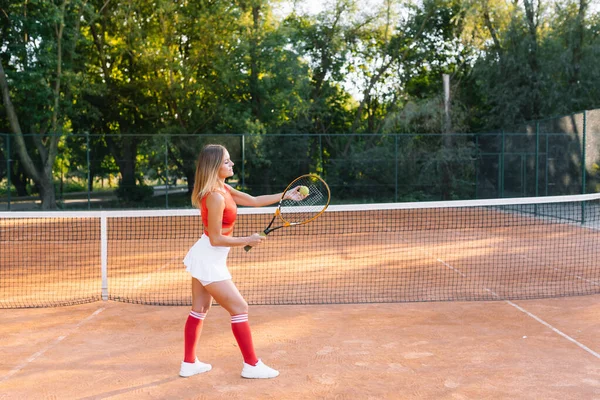 网球场上漂亮 年轻的女网球选手 浅色Dof 有选择的焦点 — 图库照片