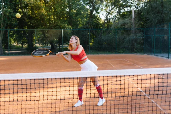 かなり若い女子テニス選手テニスコート 浅いDof 選択的フォーカス — ストック写真