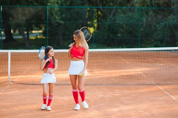 Niña Madre Jugando Tenis Cancha — Foto de Stock