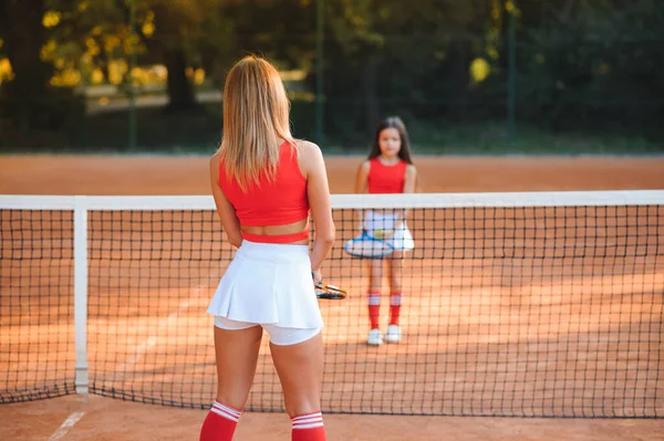 Dwie Sportowe Kobiety Korcie Tenisowym Dziewczyna Jej Instruktorka Tenisa Idą — Zdjęcie stockowe