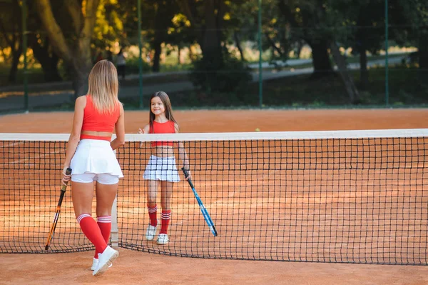 Маленька Дівчинка Мати Грають Теніс Корті — стокове фото