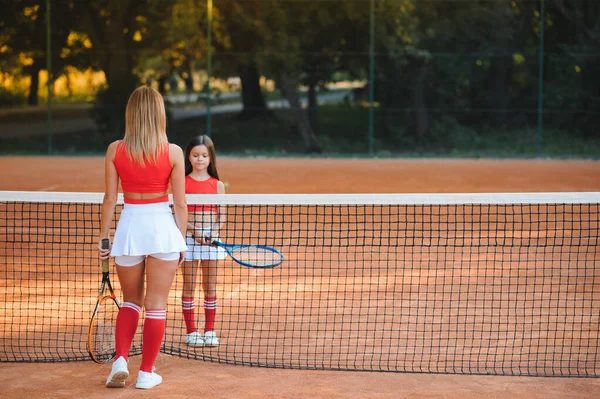 Menina Sua Mãe Jogando Tênis Quadra — Fotografia de Stock