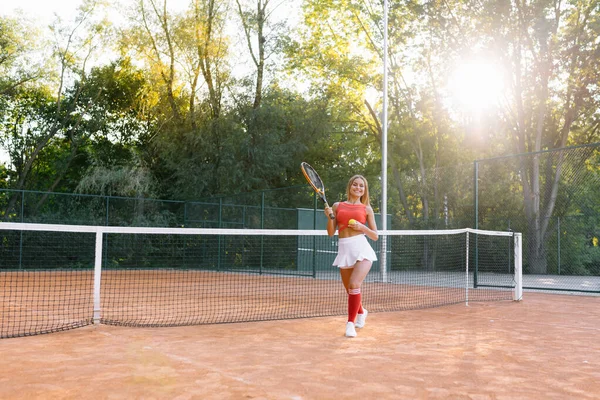 女子テニス選手は裁判所で練習しています — ストック写真