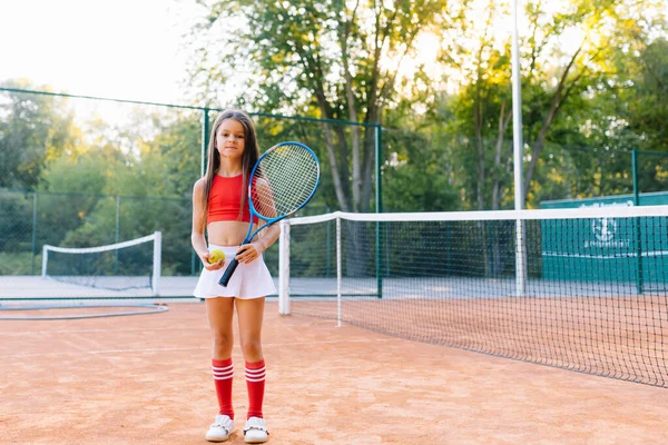 Porträtt Liten Flicka Tennisbanan — Stockfoto