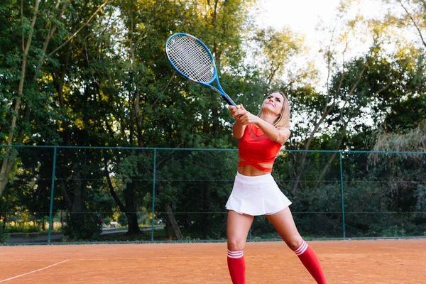 コートでテニスをしてラケットを持っている女性 — ストック写真