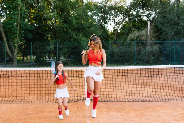 Мати Дочка Практикують Теніс — стокове фото