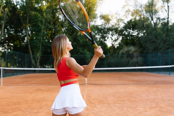Žena Hraje Tenis Hřišti Drží Raketu — Stock fotografie