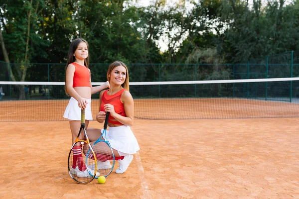 Vonzó Fiatal Anya Segít Lányának Teniszezni — Stock Fotó