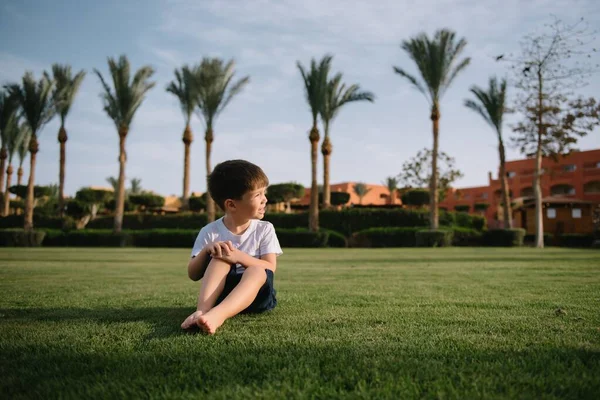 Roztomilý Chlapec Běží Zeleném Trávníku Hraje Dohánět Přírodě Slunečný Den — Stock fotografie