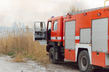 İtfaiyeciler büyük bir yangınla savaşıyor. Ekolojik felaket konsepti. Avustralya. Brezilya.