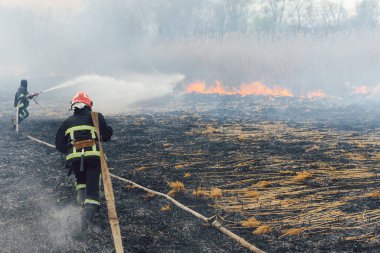 İtfaiyeciler yangına yardım etti.