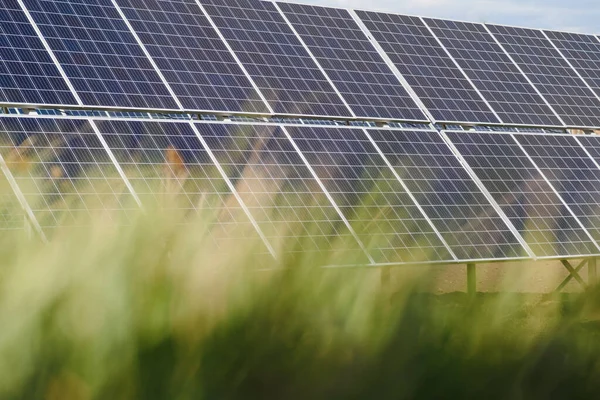 Panel Słoneczny Wytwarza Zieloną Przyjazną Dla Środowiska Energię Słoneczną — Zdjęcie stockowe