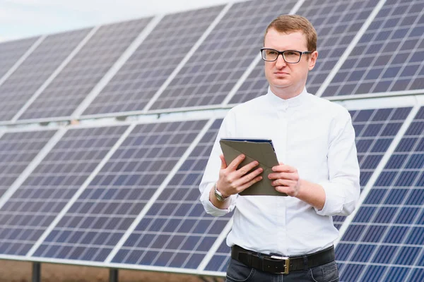 Engenheiro Capacete Branco Homem Perto Painel Solar — Fotografia de Stock