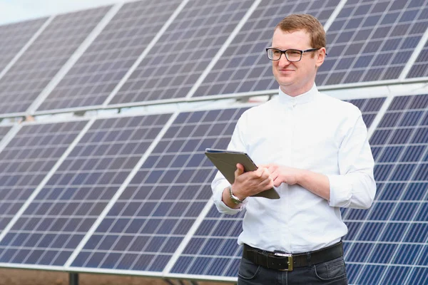 Energia Solar Jovem Homem Negócios Uma Camisa Branca Perto Dos — Fotografia de Stock