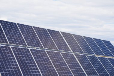 Güneş paneli güneşten yeşil, çevre dostu enerji üretir.