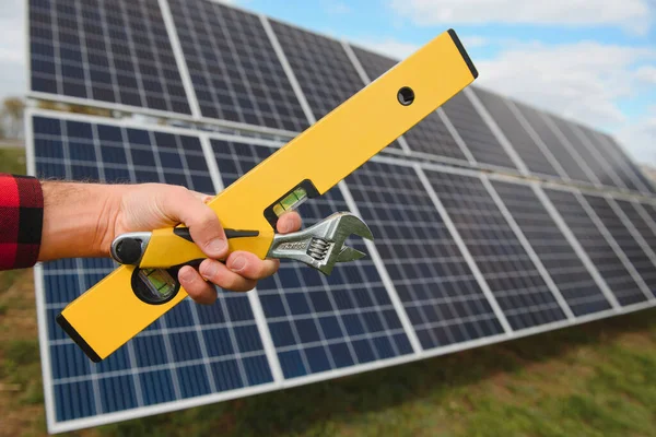 Trabajador Instalando Paneles Solares Aire Libre — Foto de Stock