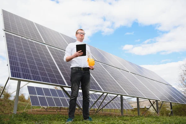Mężczyzna Inżynier Kasku Tabletem Rękach Stojących Pobliżu Paneli Słonecznych Koncepcja — Zdjęcie stockowe
