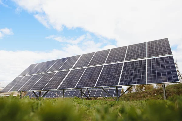 Solpanel Mot Blå Himmel — Stockfoto