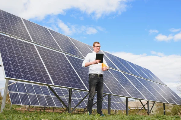 Güneş Enerjisi Güneş Panellerinin Yanındaki Elektrik Santrallerine Beyaz Gömlekli Genç — Stok fotoğraf