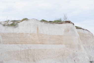 Taş ocağı inşaatta kullanılmak üzere ezilmiş taş ve çakıl üretimi için.