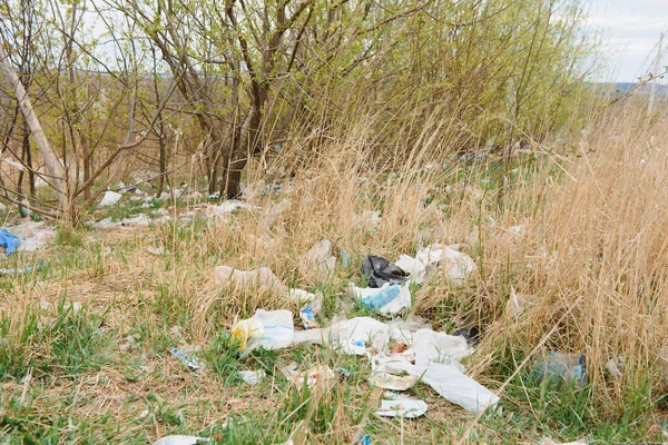 泥や人間の活動に関する生態学的概念 ジャンクヤードとゴミ 市内の産業破壊による環境汚染 — ストック写真