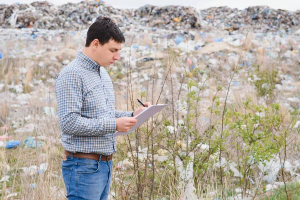 ゴミリサイクルの概念です ゴミ捨て場の男だ 環境をきれいに保つこと 生態学 — ストック写真