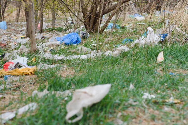 自然生态污染 塑料袋缠在高山背景下的植物中 全球环境污染 清除土地上的塑料碎片 — 图库照片