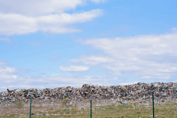 Σκουπίδια Παλιοσίδερα Έτοιμα Για Ανακύκλωση Γαλάζιο Ουρανό — Φωτογραφία Αρχείου