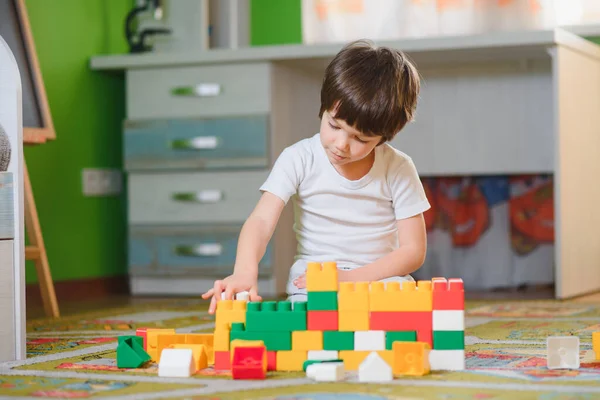 Menino Adorável Brincando Com Cubos Construção Casa Deitado Chão — Fotografia de Stock