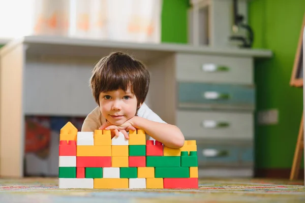 Küçük Çocuk Evde Bir Sürü Renkli Plastik Oyuncakla Oynuyor Evde — Stok fotoğraf