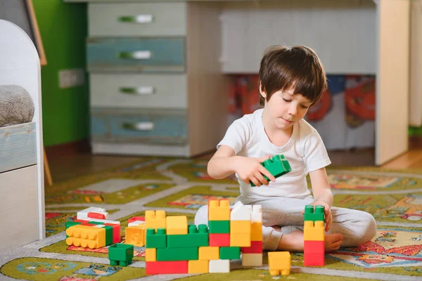 Menino Adorável Brincando Com Cubos Construção Casa Deitado Chão — Fotografia de Stock