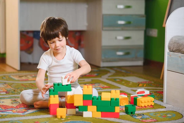 Menino Adorável Brincando Com Cubos Construção Casa Deitado Chão — Fotografia de Stock