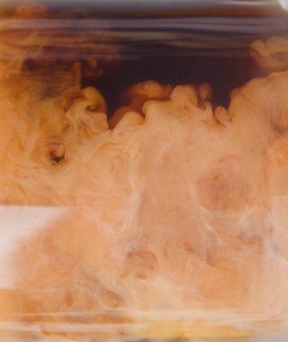 Bardakta sütle karıştırılmış kahvenin görüntüsünü kapat