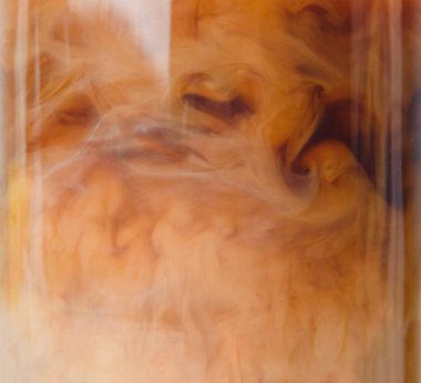 Kahverengi kahvenin bardaktaki sütle karışması, panoramik çekim