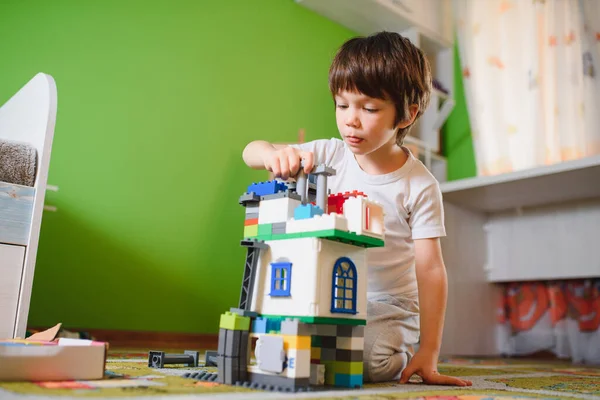 Çocuklar Çocuk Odasının Zemininde Bir Oyuncak Tasarımcısıyla Oynuyorlar Çocuk Renkli — Stok fotoğraf