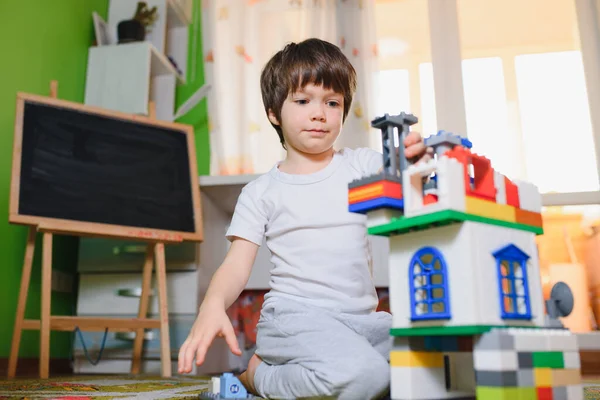 Crianças Brincam Com Designer Brinquedos Chão Quarto Das Crianças Rapaz — Fotografia de Stock